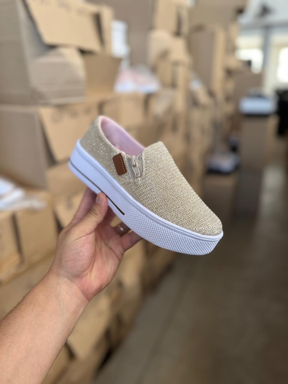 tenis sem cadarço com brilho dourado numero 35